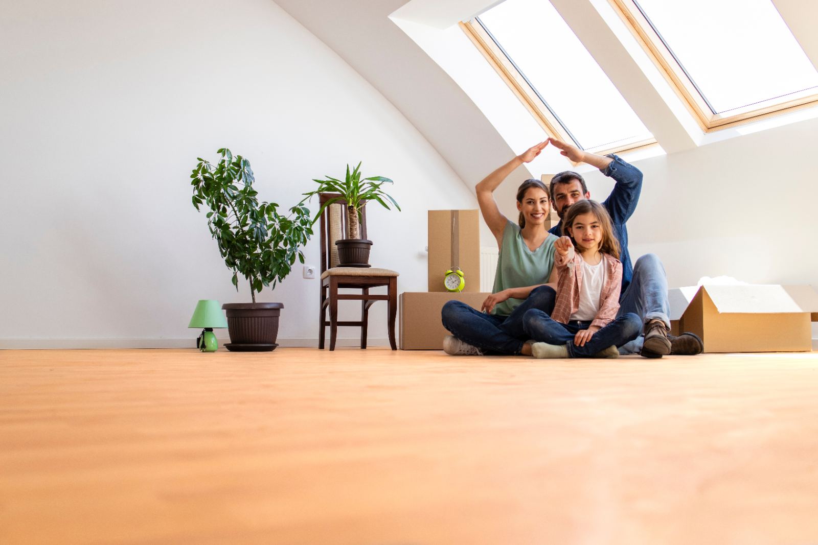Familia feliz mudándose a su nueva casa