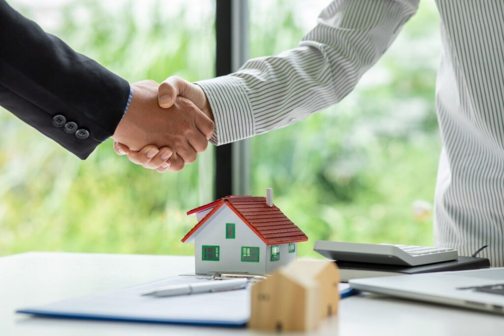 Cierre de contrato inmobiliario con apretón de manos