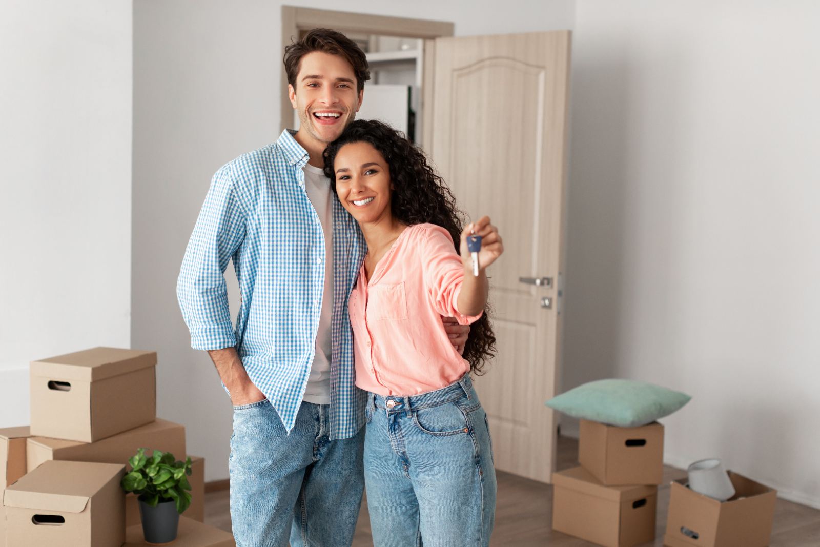 Pareja feliz con las llaves de su nueva casa